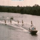 En 1963, Bertrand Bolduc faisait plaisir à huit jeunes skieurs aquatiques. Ce sont Jacques Rousseau, Jacques Duchesneau, André Vachon, Donald Fortier, Yves Filiault, Pierre Pichette, Daniel Goulet et Claude Péloquin.