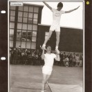 En 1966, Jean Cloutier et Paul André Goulet faisait une démonstration de leur habileté en gymnastique dans la cour de l'École Notre-Dame-du-Sacré-Coeur à Weedon.