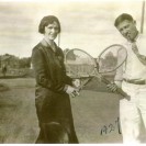 En 1927, deux sportifs se prépare à jouer au tennis. Mais qui sont-ils?