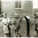 C'était en 1943, Annette, Gilbert et Gérard Magnan portent fièrement les gros brochets qu'ils avaient pris avec leur papa à la rivière Weedon tout près de leur demeure.