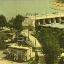 Voici une vue aérienne du barrage Aylmer situé sur la rivière St-François. Cette photographie a été prise vers 1955. Nous pouvons voir la route qui y mène et les habitations qui l'entourent.