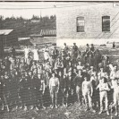 Les travailleurs lors de la reconstruction du barrage Two Miles Falls en 1920. Nous remarquons un grand groupe de travailleurs qui venaient en partie de Disraéli où le gouvernement venait de construire le barrage Allard dans le rang VI de Disraéli. 