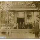 C'était le magasin général de Weedon qui appartenait à Napoléon-Pierre Tanguay en 1900. Nous apercevons de nombreuses dames et plusieurs hommes à son entrée. 