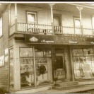 Ce magasin a été la propriété de Dominique Gosselin. Il était situé sur le coin St-Janvier et 7e avenue à Weedon. Il est devenu dans les années 90 le magasin Boutik-Atout et un comptoir Sears.