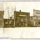Cette photo représente 5 édifices bâtis dans la partie qu'on se plaisait à appeler Weedon Station. Effectivement, on pouvait voir sur la rue Centrale, aujourd'hui appelée 9e avenue, cinq bâtisses construites côte à côte. De gauche à droite, le magasin Lussier adjacent à un entrepôt, puis le magasin d'Aimé Moreau où il vendait des meubles et des machines à coudre, ensuite le magasin Beaudry construit en 1906 et détruit par un incendie au début des années 1960 et complètement à la droite la cordonnerie Salvail. 
