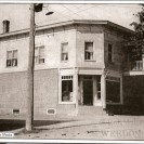 Cet édifice situé coin ouest de la rue St-Janvier et 8e avenue a abrité l'Unité Sanitaire du comté de Wolfe de 1938 à 1978. Auparavant, il avait connu diverses vocations: magasin de chapeaux, restaurant et même service de barbier ce qui explique le bâton rouge et blanc près de la fenêtre.