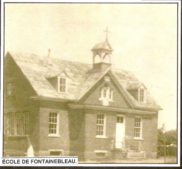 L'école centrale de Fontainebleau était située en avant de l'église. Elle a desservi la population étudiante de cette municipalité excepté celle des rangs Lisée et du rang II à l'ouest de la rivière aux Saumons. En 1973 lors du regroupement des écoles à Weedon, elle est devenue une maison d'accueil de monsieur Oréus Paré puis la résidence de monsieur Noël Fortin. Elle fut rasée par un incendie par la suite.