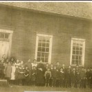 Voici une école non identifiée du territoire de Weedon. D'après cette photo, plus de 33 enfants la fréquentaient. Serait-ce la photographie de l'école qui était située près du moulin à scie près de la 1re avenue sur la rivière Weedon ou l'école qui existait avant 1905, année de l'agrandissement de l'école Notre-Dame-du-Sacré-Coeur? Remarquez certains garçons ont les pieds nus. 