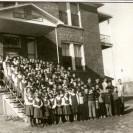 Voici l'ensemble des élèves fréquentant l'école Mater Domini de St-Gérard bâtie en 1910
